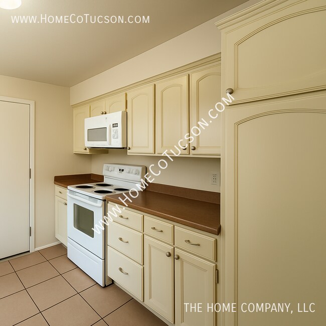 Building Photo - 5215 E Bermuda St