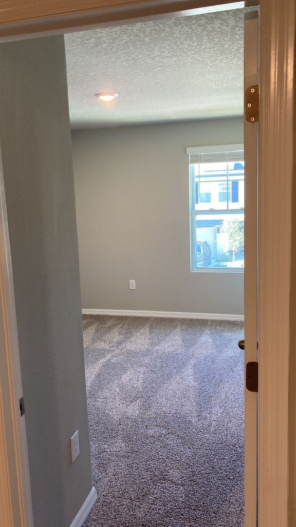 Building Photo - Like new 3 bedroom, 2.5 bathroom, 1 car ga...