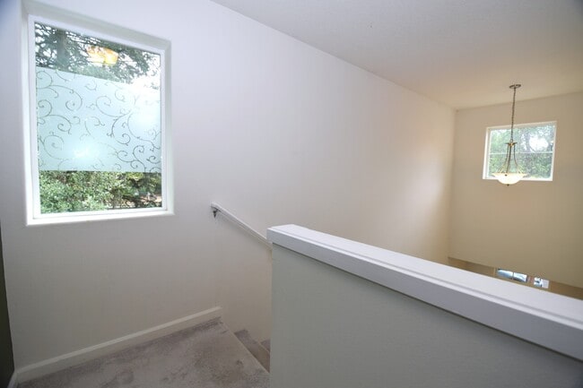 Building Photo - 432 NE 57th Ave