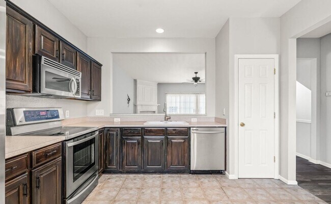 Building Photo - This Stunning Townhome in the Heart of Ballantyne