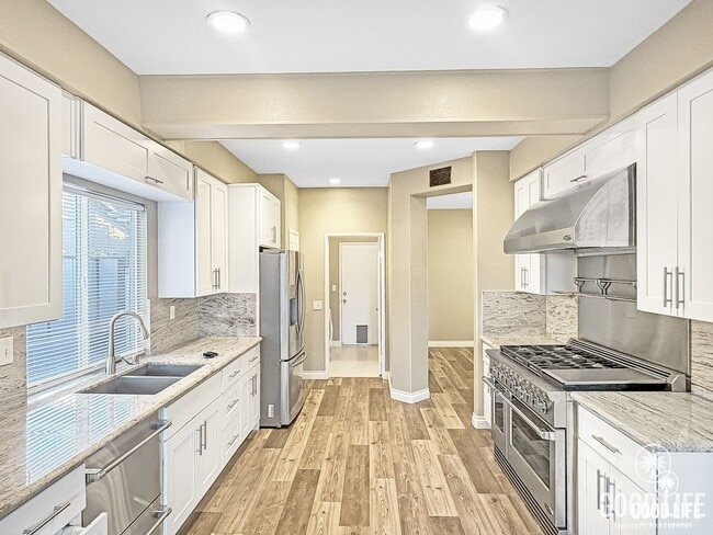 Building Photo - Great 4B/3BA House in Oceanside w/ a Large Loft!