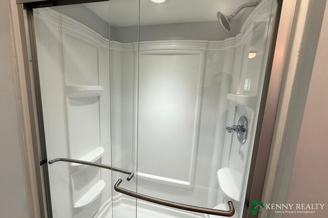 Building Photo - Bright and Spacious 3BD/3BA Home with Bonu...