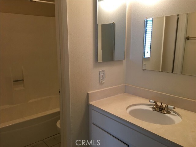 Building Photo - 2871 S Fairview St