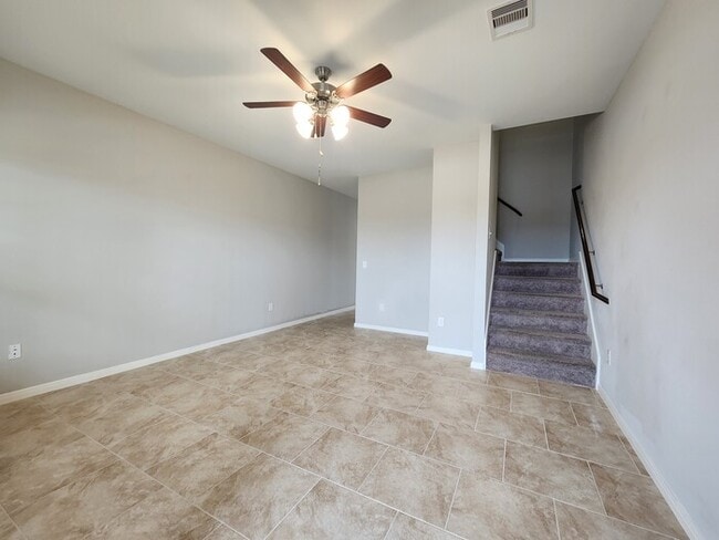 Building Photo - 4/2/2 Townhome