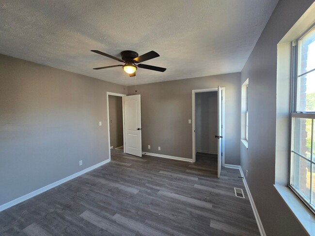 Building Photo - $1300 - Beautifully Renovated Townhome