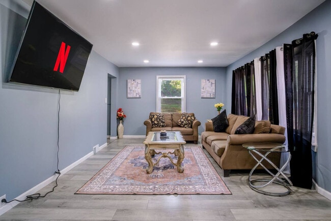 Building Photo - 176 Grand Ave