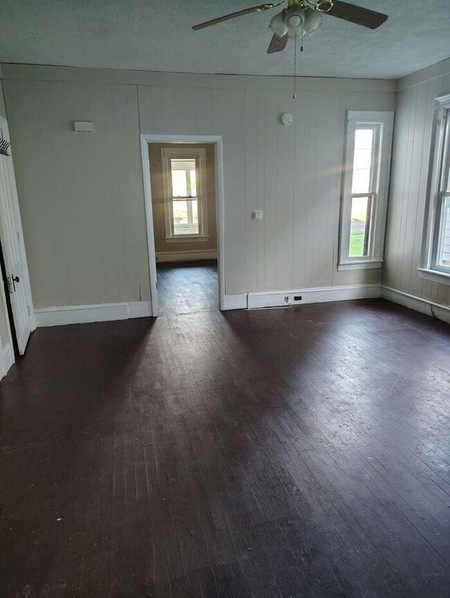 Building Photo - 2 Bedroom | 1 Bathroom | $1,150