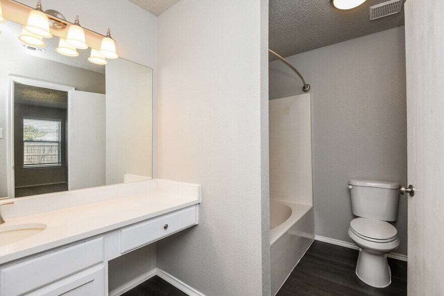 Building Photo - 1121 Sandalwood Dr