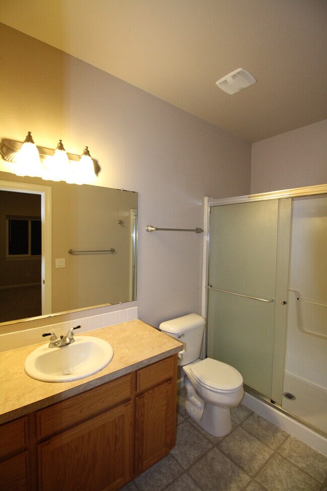 Building Photo - 4bd/2.5ba House with Washer/Dryer & Fully Fenced Yard!