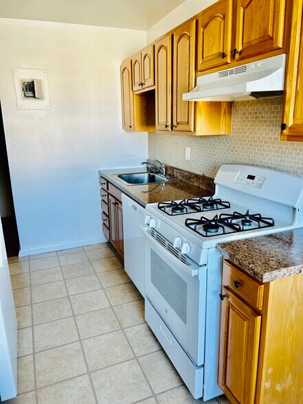 Building Photo - 72 Croton Ave