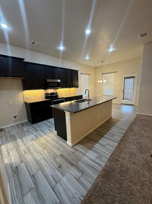 Building Photo - Located in Heritage Hills!!! 3/2/2 Fabulou...