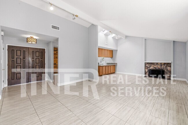 Building Photo - 511 Lyndhurst Ave