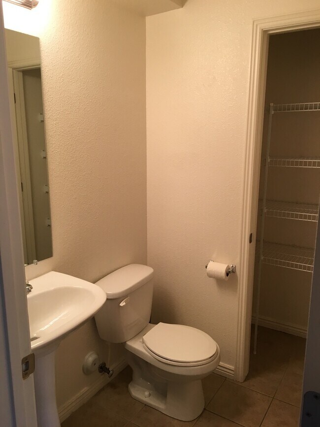 Building Photo - Desired Hidden Valley Town Home!