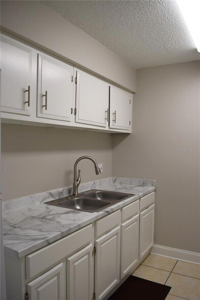 Building Photo - 7423 SW 42nd Pl