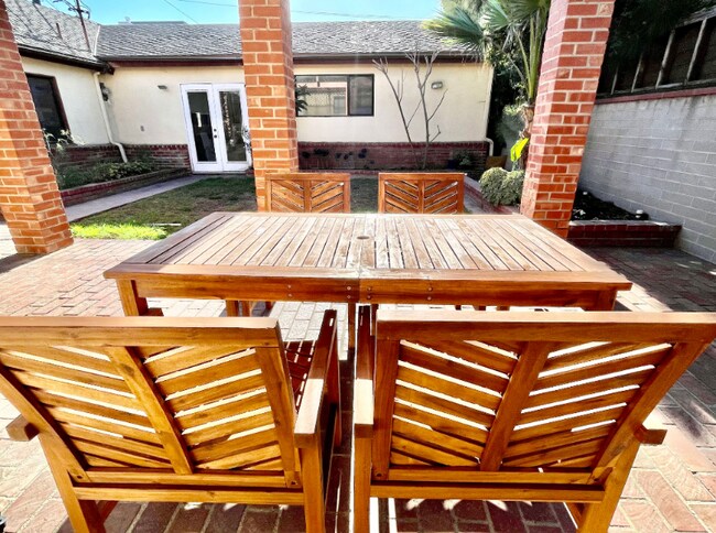 Building Photo - 2805 Malcolm Ave