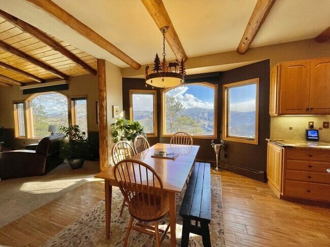 Building Photo - Large 3 bedroom home with gorgeous views i...