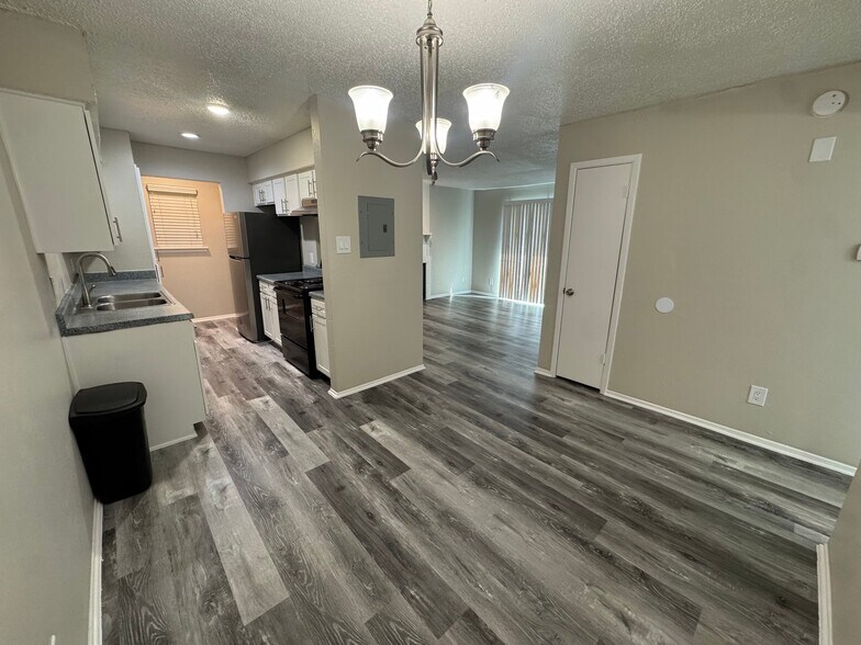 Building Photo - 2010 Estrada Pkwy