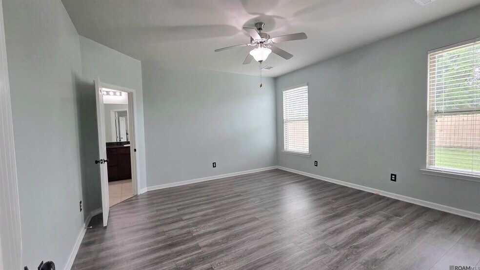 Building Photo - 583 Fall River Dr