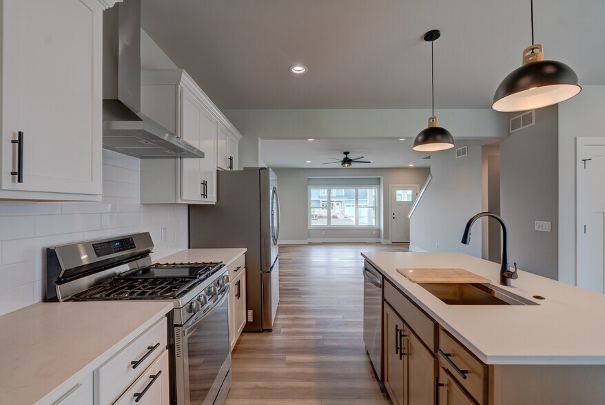 Building Photo - 291 N Bergamont Blvd