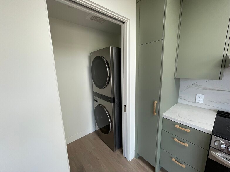 In unit washer & dryer - 1825 Wilstone Ave