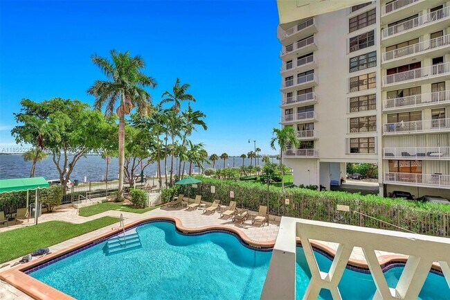 Building Photo - 1430 Brickell Bay Dr