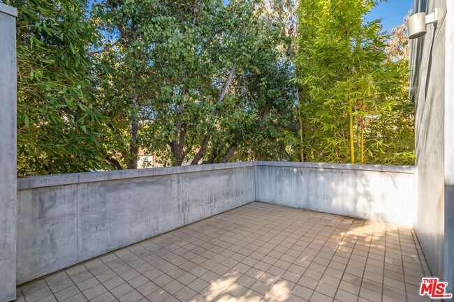 Building Photo - 900 N W Knoll Dr