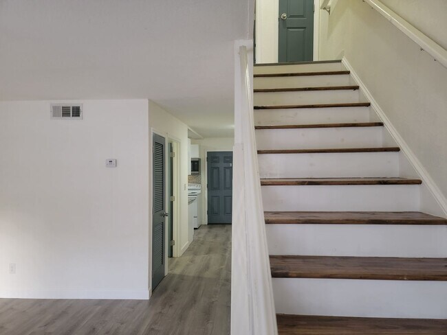 Building Photo - Rent a Community..Prime Location