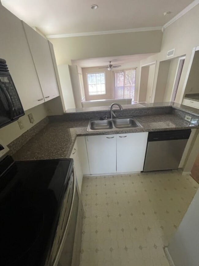 Building Photo - Palm Lakes Condo