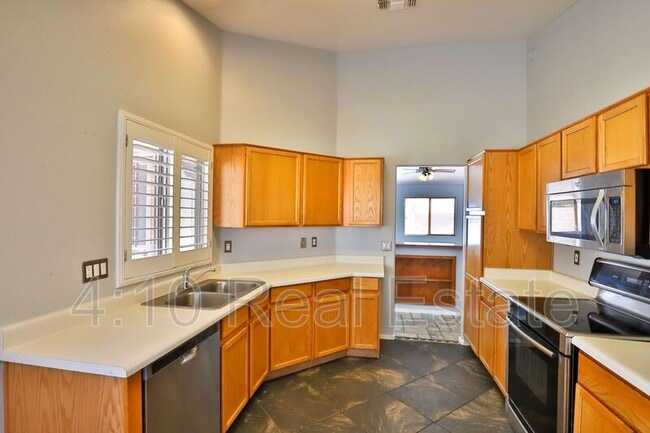 Building Photo - 30725 N Royal Oak Way
