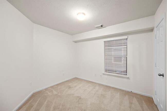 Building Photo - 12475 Saratoga Woods Ln
