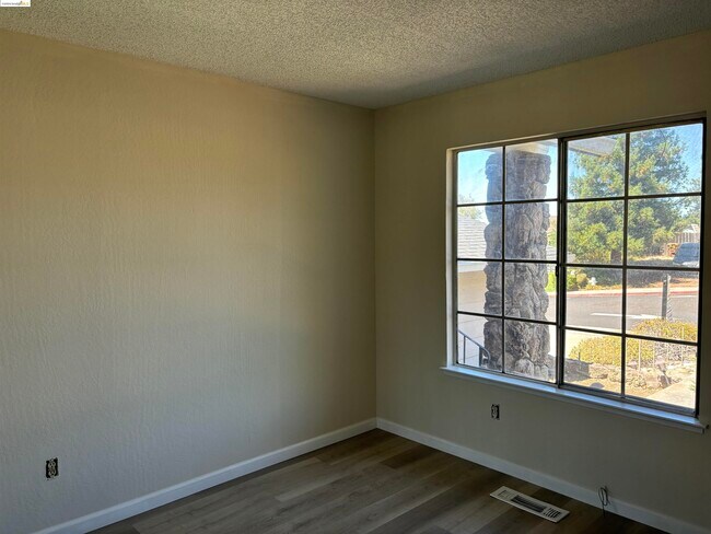 Building Photo - 912 Coyote Ct