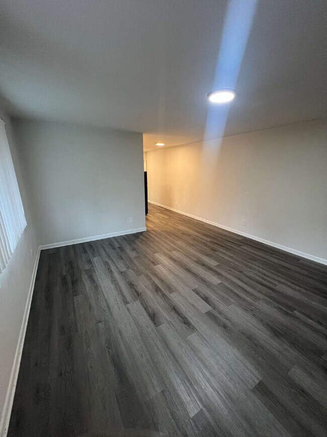 Building Photo - Charming 1 Bedroom Apartment in Woodbridge – Third Level Apartment