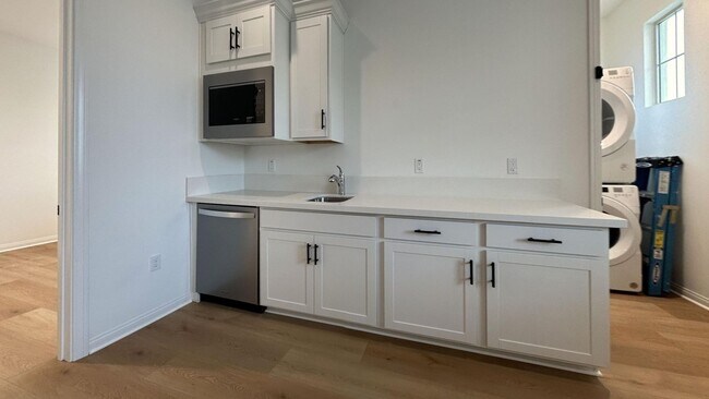 Building Photo - HUGE PRICE REDUCTION!! Gorgeous 6 Bedroom ...