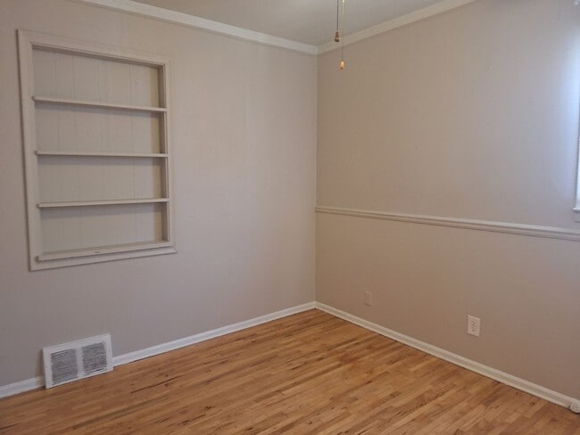 Building Photo - Charming 3 bedroom bungalow freshly updated