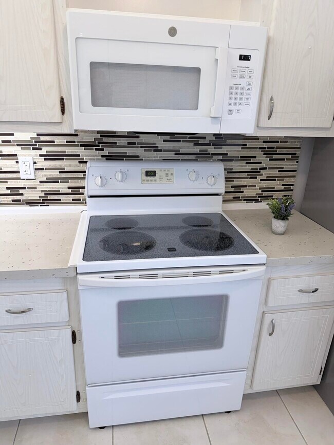 Building Photo - 1000 NE 14th Ave