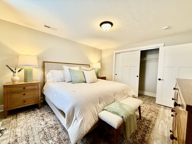 Building Photo - New 5BR Retreat With Hot Tub 2 Living Areas WC, OH