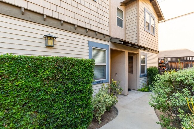 Building Photo - Luxury 2 Bedroom 2 Bath Townhouse w/ gourmet Kitchen in Mission Hills