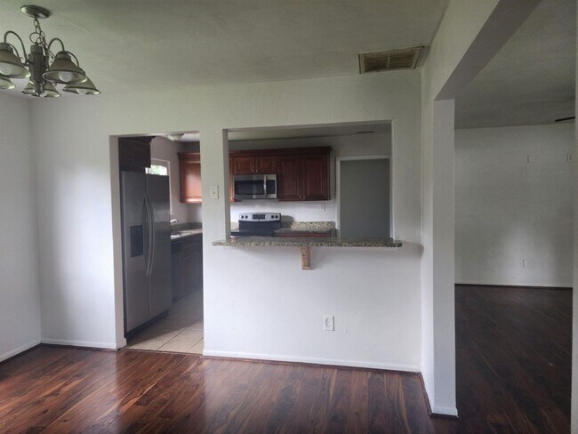 Building Photo - 1285 Sir Kay Dr