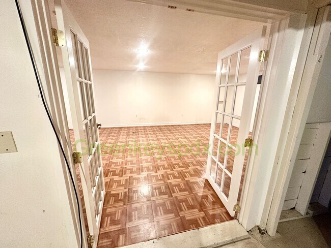 Building Photo - Gorgeous 2 Bedroom with finished basement,...