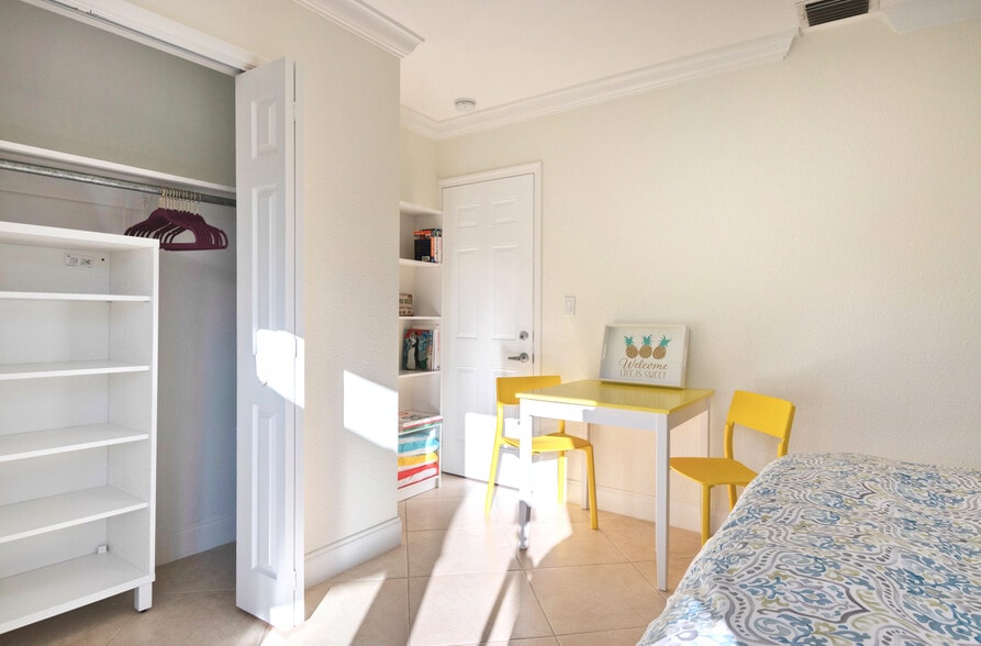 Building Photo - 1420 NE 17th Terrace