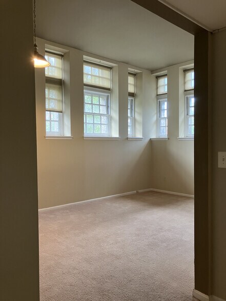 living entry - 1714 Park Ave