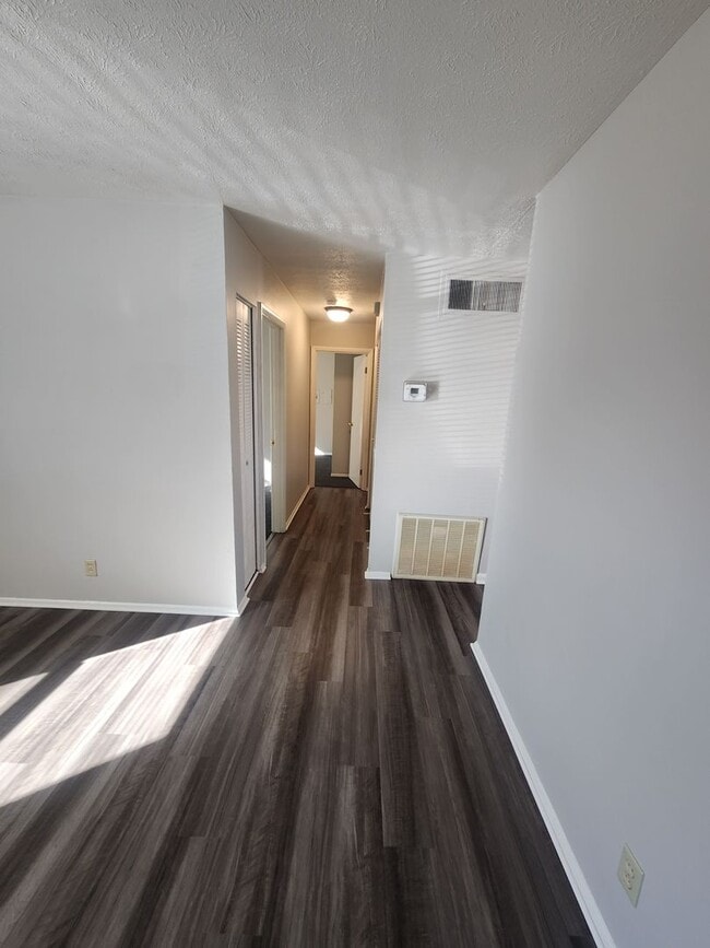 Building Photo - Spacious and updated 3 bedroom 1 bath!