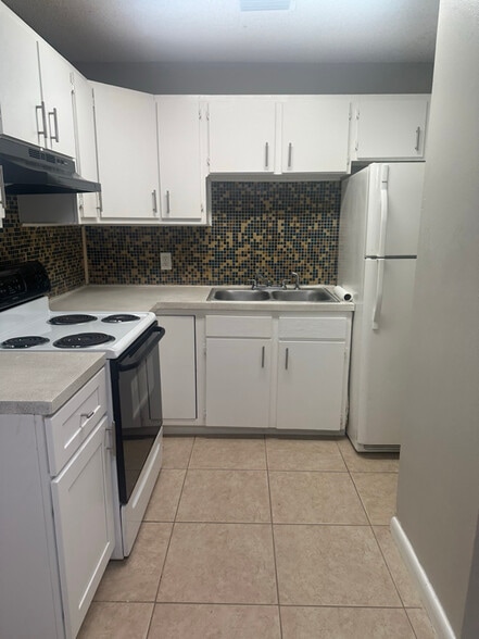 Building Photo - 4833 Serafica Dr