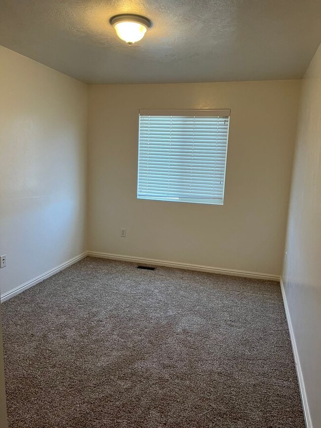 Building Photo - 3 Bed 2.5 Bath in Vernal!!