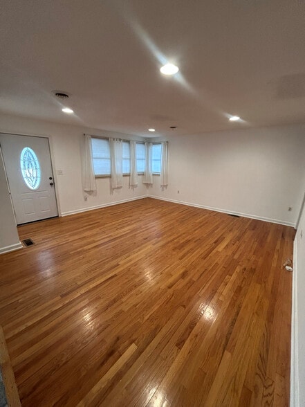 Building Photo - 3 Rondack Rd