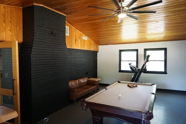 Building Photo - 109 E Sand Hills Dr