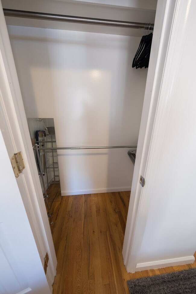 Building Photo - 305 E 104th St