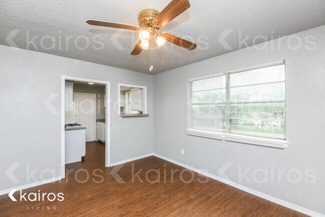 Building Photo - 607 Holly Lane