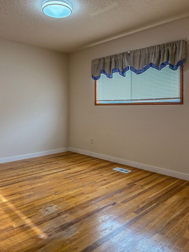 Building Photo - Beaverton Home Available ! Inquire today for a tour !