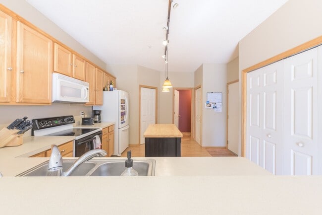 Building Photo - Awesome 2 bed townhouse in plymouth!